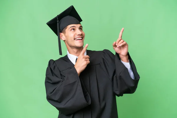 Jeune Diplômé Universitaire Homme Caucasien Sur Fond Isolé Pointant Avec — Photo