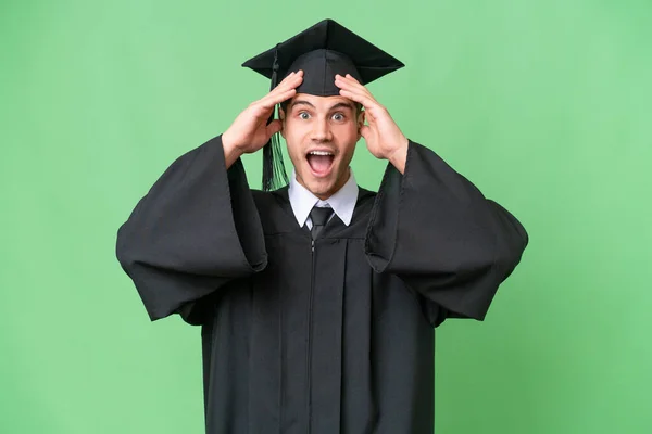 Jovem Universitário Graduado Caucasiano Sobre Fundo Isolado Com Expressão Surpresa — Fotografia de Stock