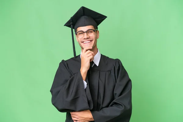 Νεαρός Απόφοιτος Πανεπιστημίου Καυκάσιος Άνδρας Απομονωμένο Φόντο Γυαλιά Και Χαμογελώντας — Φωτογραφία Αρχείου