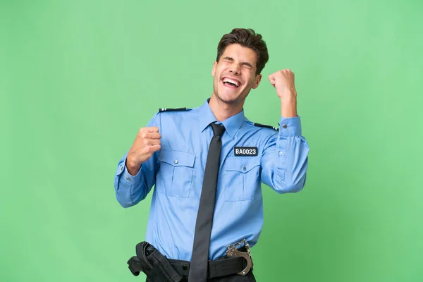 孤立した背景で勝利を祝う若い警察の男 — ストック写真
