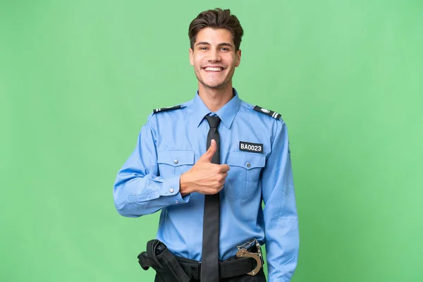 Jonge Politieman Geïsoleerde Achtergrond Geeft Een Duim Omhoog Gebaar — Stockfoto