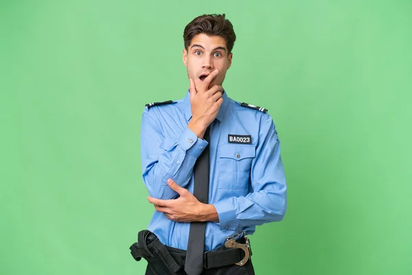 Jonge Politieman Geïsoleerde Achtergrond Verrast Geschokt Terwijl Rechts Kijken — Stockfoto