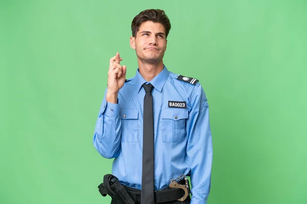Молодой Полицейский Изолированном Фоне Скрещенными Пальцами Пожеланиями Наилучшего — стоковое фото