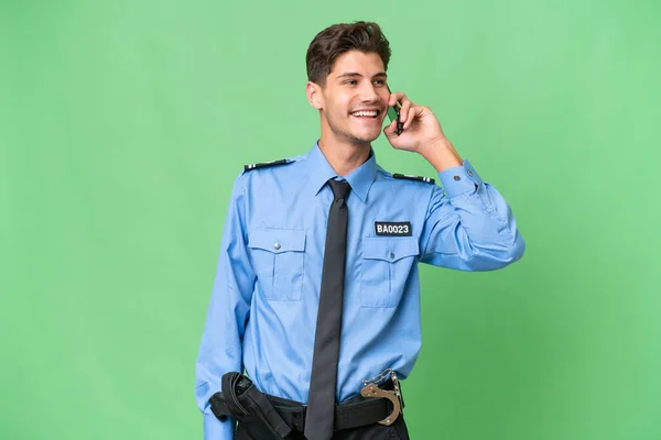 Молодий Поліцейський Над Ізольованим Тлом Тримає Розмову Мобільним Телефоном Кимось — стокове фото