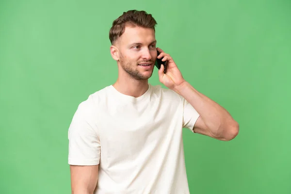 Młody Blond Biały Mężczyzna Odosobnionym Tle Prowadzenia Rozmowy Telefonu Komórkowego — Zdjęcie stockowe
