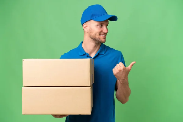 Delivery Caucasian Man Isolated Background Pointing Side Present Product — Stock Photo, Image