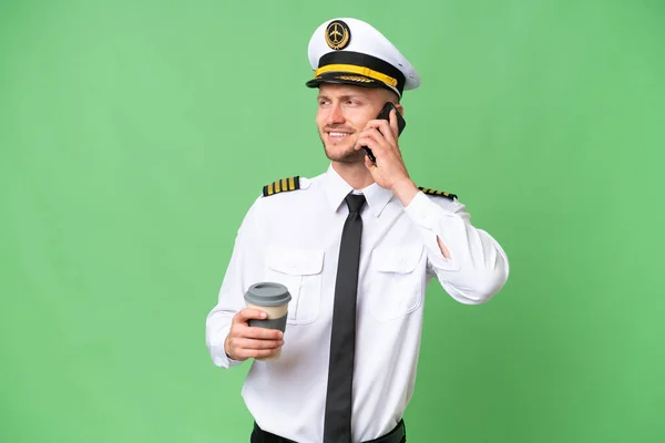 Pilota Aeroplano Uomo Sfondo Isolato Tenendo Caffè Portare Cellulare — Foto Stock
