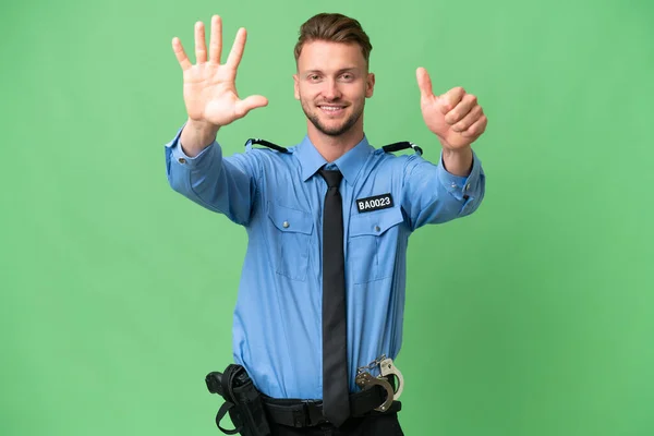 Zole Edilmiş Arka Plandaki Genç Polis Parmaklarıyla Altı Kişi Sayıyor — Stok fotoğraf