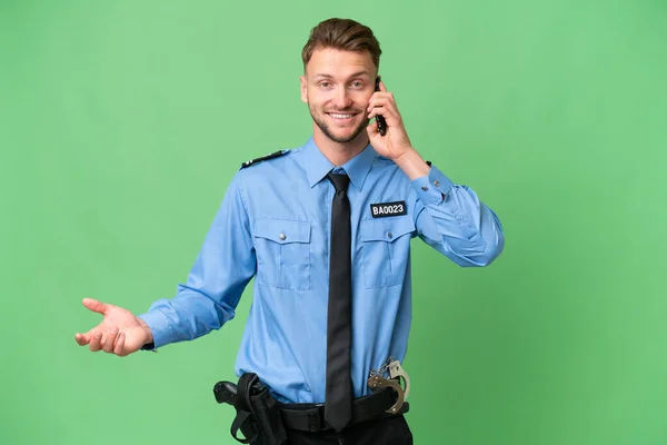 Giovane Poliziotto Sfondo Isolato Mantenere Una Conversazione Con Telefono Cellulare — Foto Stock