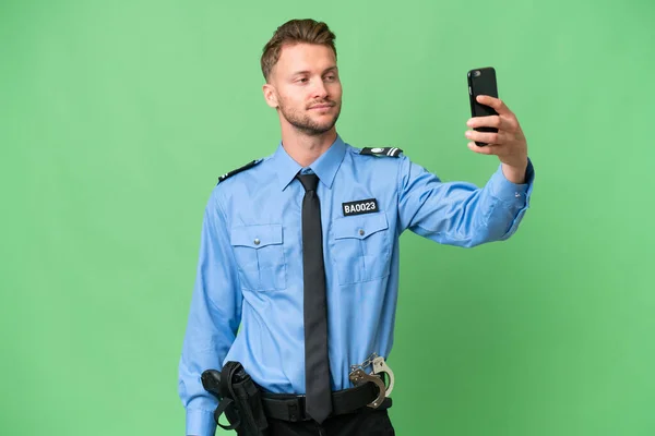 Jovem Policial Sobre Fundo Isolado Fazendo Uma Selfie — Fotografia de Stock