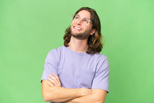 Jonge Knappe Man Geïsoleerde Achtergrond Zoek Naar Boven Terwijl Glimlachen — Stockfoto