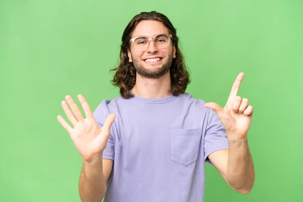 Mladý Pohledný Muž Přes Izolované Pozadí Počítání Sedm Prsty — Stock fotografie