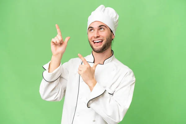 Genç Yakışıklı Aşçı Izole Edilmiş Arka Planda Işaret Parmağı Harika — Stok fotoğraf
