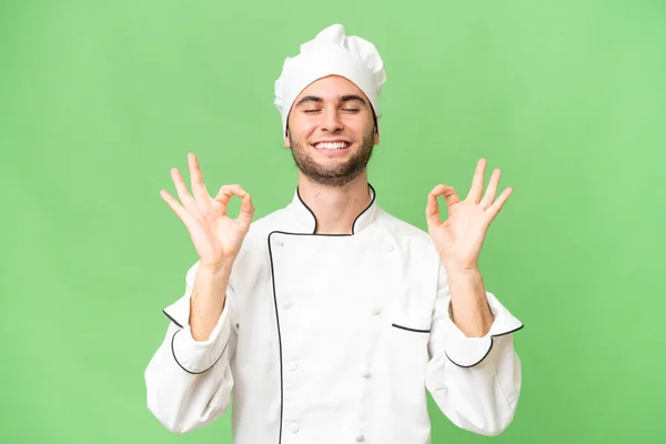 Jeune Beau Chef Homme Sur Fond Isolé Dans Pose Zen — Photo