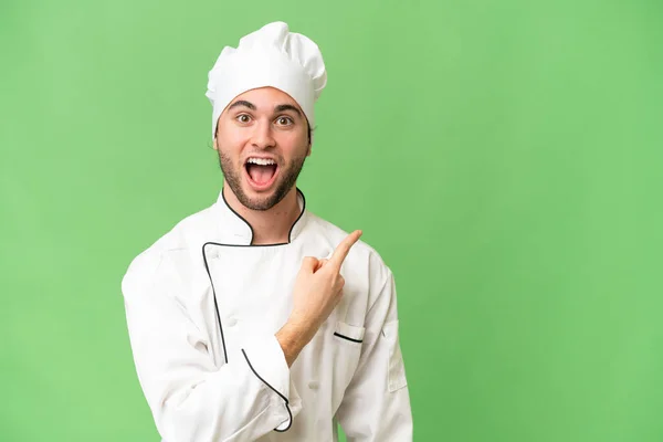 Jonge Knappe Chef Kok Man Geïsoleerde Achtergrond Verrast Wijzen Kant — Stockfoto
