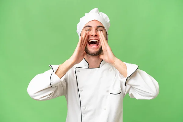 Mladý Pohledný Kuchař Muž Přes Izolované Pozadí Křičí Oznamuje Něco — Stock fotografie