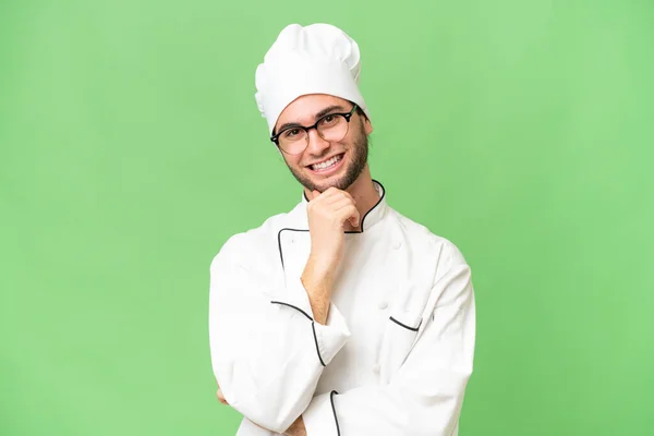 Młody Przystojny Szef Kuchni Człowiek Odizolowanym Tle Okularami Uśmiechnięty — Zdjęcie stockowe