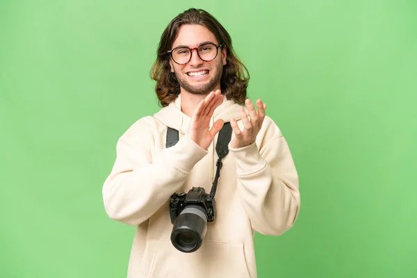 Jeune Photographe Homme Sur Fond Isolé Applaudissements Après Présentation Dans — Photo