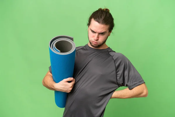 Ung Idrottsman Till Yogaklasser Samtidigt Som Man Håller Matta Över — Stockfoto