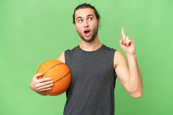 Joven Jugador Baloncesto Hombre Sobre Fondo Aislado Pensando Una Idea —  Fotos de Stock