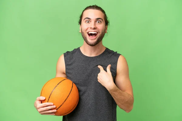 Joven Jugador Baloncesto Hombre Sobre Fondo Aislado Con Expresión Facial —  Fotos de Stock