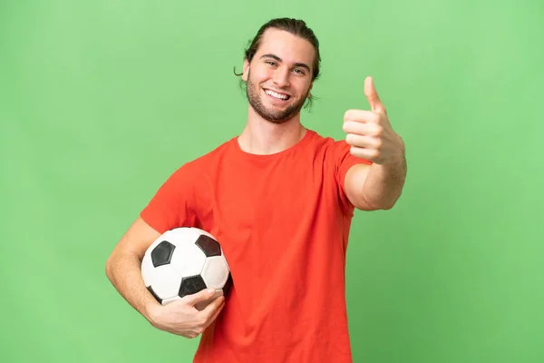 Jonge Knappe Man Geïsoleerd Groene Chroma Achtergrond Met Voetbal Met — Stockfoto
