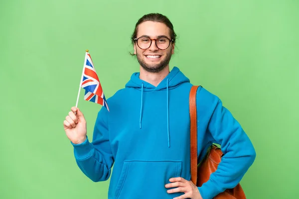 Arkaplanda Birleşik Krallık Bayrağı Taşıyan Genç Yakışıklı Adam Kalçasında Kollarıyla — Stok fotoğraf