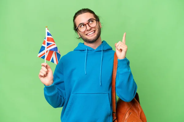 Mladý Pohledný Muž Drží Britskou Vlajku Nad Izolovaným Pozadím Ukazuje — Stock fotografie