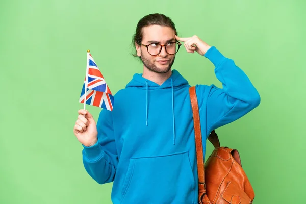 Fiatal Jóképű Férfi Tartja Egyesült Királyság Zászlaját Elszigetelt Háttér Kétségek — Stock Fotó