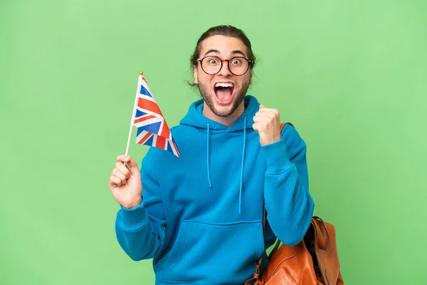 Mladý Pohledný Muž Drží Britskou Vlajku Nad Izolovaným Pozadím Slaví — Stock fotografie