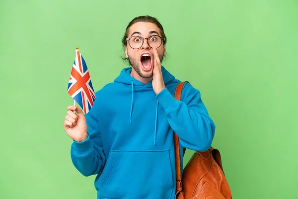 Mladý Pohledný Muž Drží Britskou Vlajku Nad Izolovaným Pozadím Překvapením — Stock fotografie