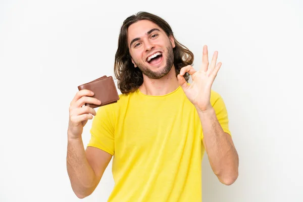 Mladý Pohledný Muž Drží Peněženku Izolované Bílém Pozadí Ukazující Znamení — Stock fotografie
