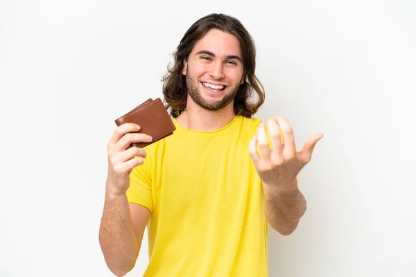 Mladý Pohledný Muž Držící Peněženku Izolovanou Bílém Pozadí Zvoucí Ruce — Stock fotografie