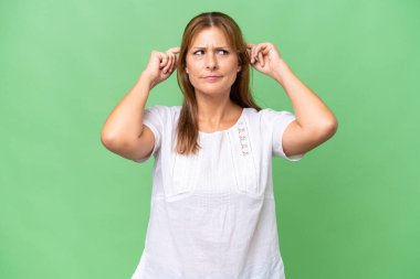 Orta yaşlı, beyaz bir kadın izole edilmiş bir geçmişi var. Şüpheleri ve düşünceleri var.