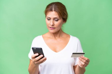 Orta yaşlı beyaz bir kadın kredi kartıyla cep telefonu alarak izole edilmiş.