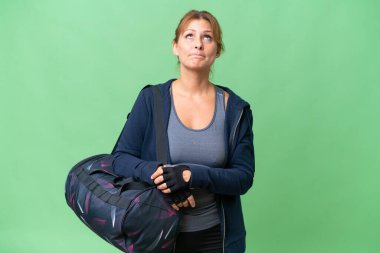 Spor çantalı, soyutlanmış bir geçmişi olan orta yaşlı bir kadın.