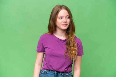 Tecrit edilmiş genç, güzel bir kadın. Taraf tutarken şüphe duyuyor.