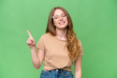 Tecrit edilmiş genç ve güzel bir kadın en iyinin işareti olarak parmağını kaldırıyor ve gösteriyor.