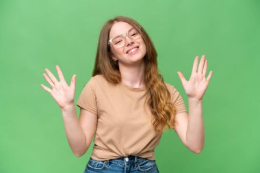 Genç ve güzel bir kadın izole edilmiş arka planda parmaklarıyla 10 kişi sayıyor.