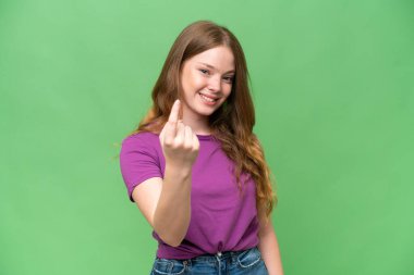 Tecrit edilmiş genç ve güzel bir kadın geliyor.