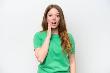 Beyaz arka planda mahsur kalmış genç ve güzel bir kadın. Şaşırmış ve şok olmuş bir yüz ifadesi var.
