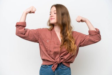 Beyaz arka planda izole edilmiş güzel bir kadın güçlü bir jest yapıyor.