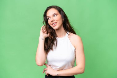 Kafkasyalı genç bir kadın tecrit edilmiş bir arka planda bir fikir düşünüyor.