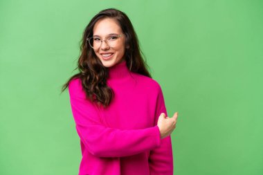 Kafkasyalı genç bir kadın tecrit edilmiş arka planda geriye dönük