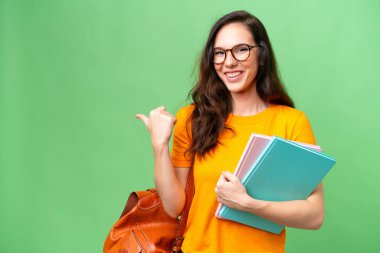 Tecrit edilmiş geçmişi olan beyaz bir kadın öğrenci bir ürünü sunmak için kenarı işaret ediyor.