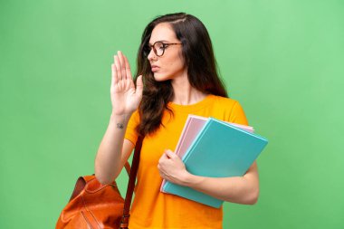 Kafkasyalı genç bir kadın izole bir hayat sürüyor. Durma hareketi yapıyor ve hayal kırıklığı yaşıyor.