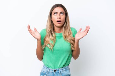 Beyaz arka planda izole edilmiş genç Uruguaylı kadın bunalıma girdi