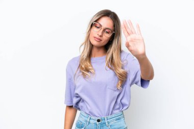 Genç Uruguaylı kadın beyaz arka planda izole edilmiş. Durma hareketi yapıyor ve hayal kırıklığına uğruyor.