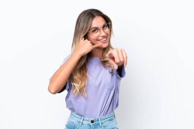 Genç Uruguaylı kadın beyaz arka planda izole edilmiş telefon hareketlerinde bulunuyor.