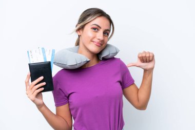 Şişme Seyahat Yastığı olan genç, güzel Uruguaylı kadın beyaz arka planda yalnız, gururlu ve kendini beğenmiş.